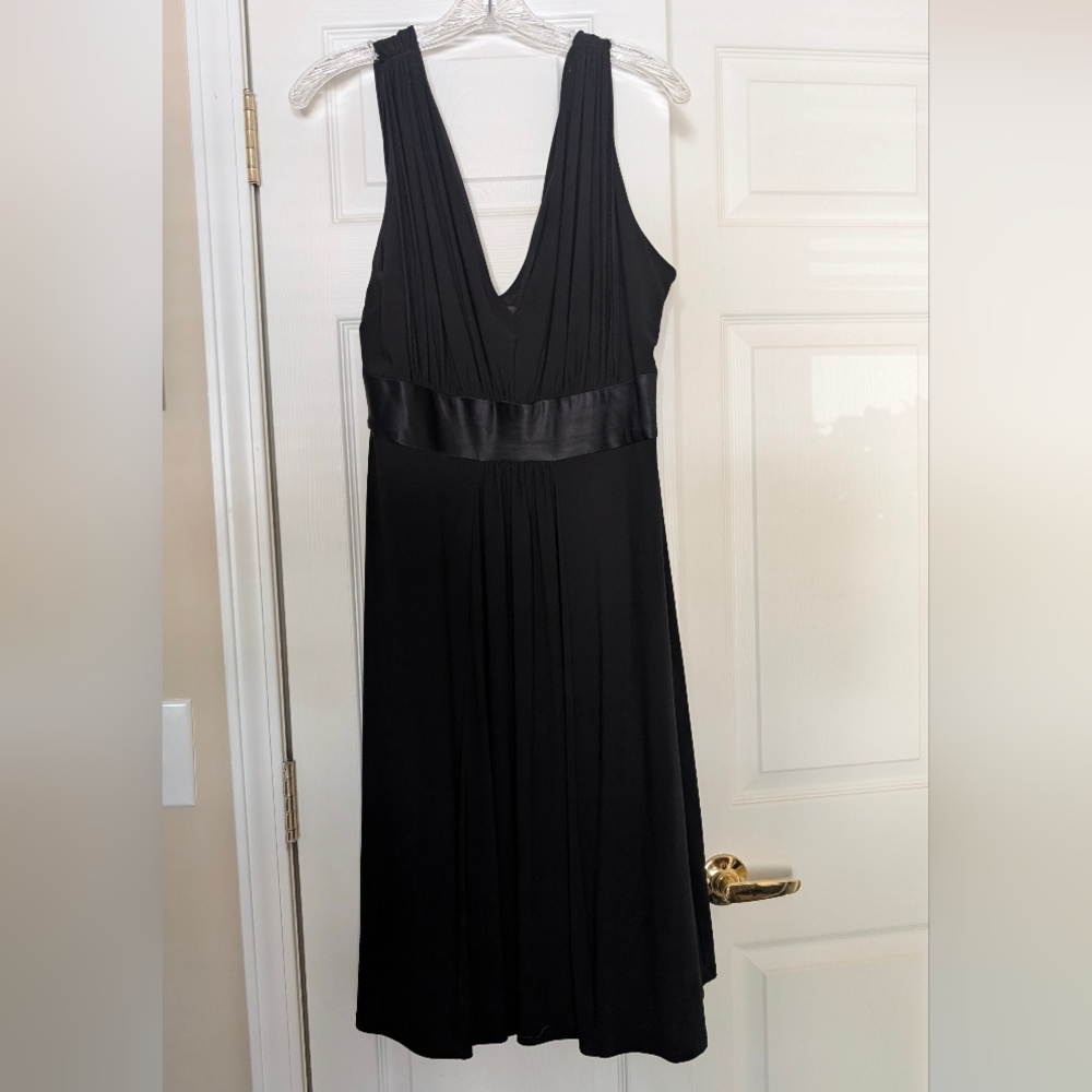 Jones Wear Black V-Neck Sleeveless Dress